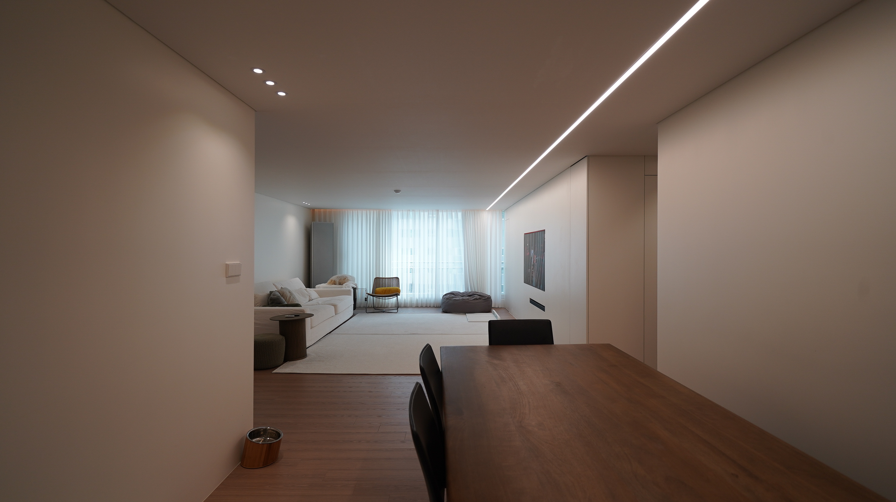 사무실 공간의 라인조명