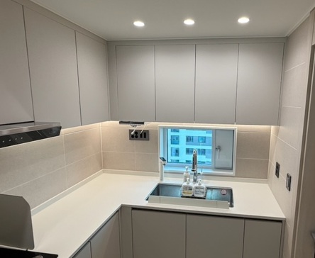 상부장 아래 설치 예시